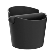 Baristeo Throw&Away Large Este contenedor de posos de café es un accesorio esencial para cualquier barista o aficionado al café. Su funcionalidad y diseño lo convierten en un complemento indispensable para mejorar la experiencia del café. Medidas 15x13x15cm. Capacidad de posos: 1.2L.