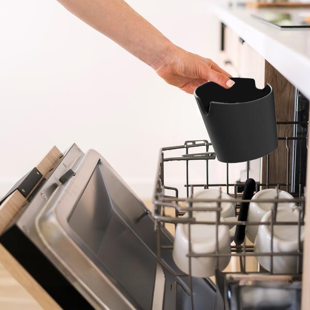 Baristeo Throw&Away Large Este contenedor de posos de café es un accesorio esencial para cualquier barista o aficionado al café. Su funcionalidad y diseño lo convierten en un complemento indispensable para mejorar la experiencia del café. Medidas 15x13x15cm. Capacidad de posos: 1.2L.