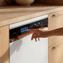 Bolero Aguazero 6900 Lave-vaisselle blanc avec capacité pour 15 couverts, classe énergétique A, finition similicuir, écran FullColor XXL, moteur Inverter Plus, 8 programmes, fonction UV Hygiene, ouverture automatique et séchage Turbo Dry+, Dual Zone Wash, panier réglable, demi-charge, Machine Care, Delay Start, tiroir à couverts et ChildLock.