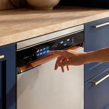 Bolero Aguazero 6900 Inox Lave-vaisselle inox avec capacité pour 15 couverts, classe énergétique A, finition similicuir, écran FullColor XXL, moteur Inverter Plus, 8 programmes, fonction UV Hygiene, ouverture automatique et séchage Turbo Dry+, Dual Zone Wash, panier réglable, demi-charge, Machine Care, Delay Start, tiroir à couverts et ChildLock.