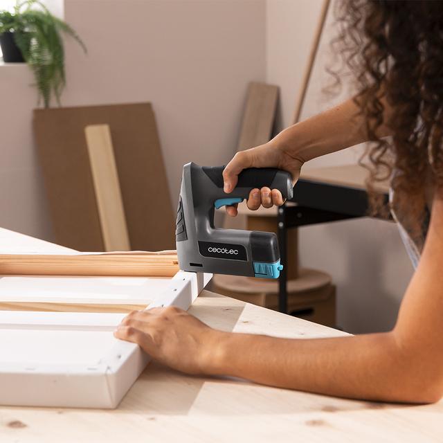 FastTacker 4000 Graffatrice a batteria da 4V 1500mAh. 2in1 compatibile con graffe e chiodi. Fissaggi duraturi. Include 9000 graffe metalliche e chiodi.
