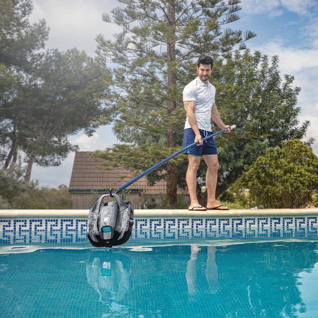Conga Pooldroid 2000 FloorMaster Robot limpiafondos inalámbrico para piscinas sin pendientes. Apto para superficies de hasta 80 m2 y una profundidad máxima de 2,5 metros. 100 minutos de autonomía. Filtro de alta eficiencia de 100 μm. Capacidad de 2,5 L.