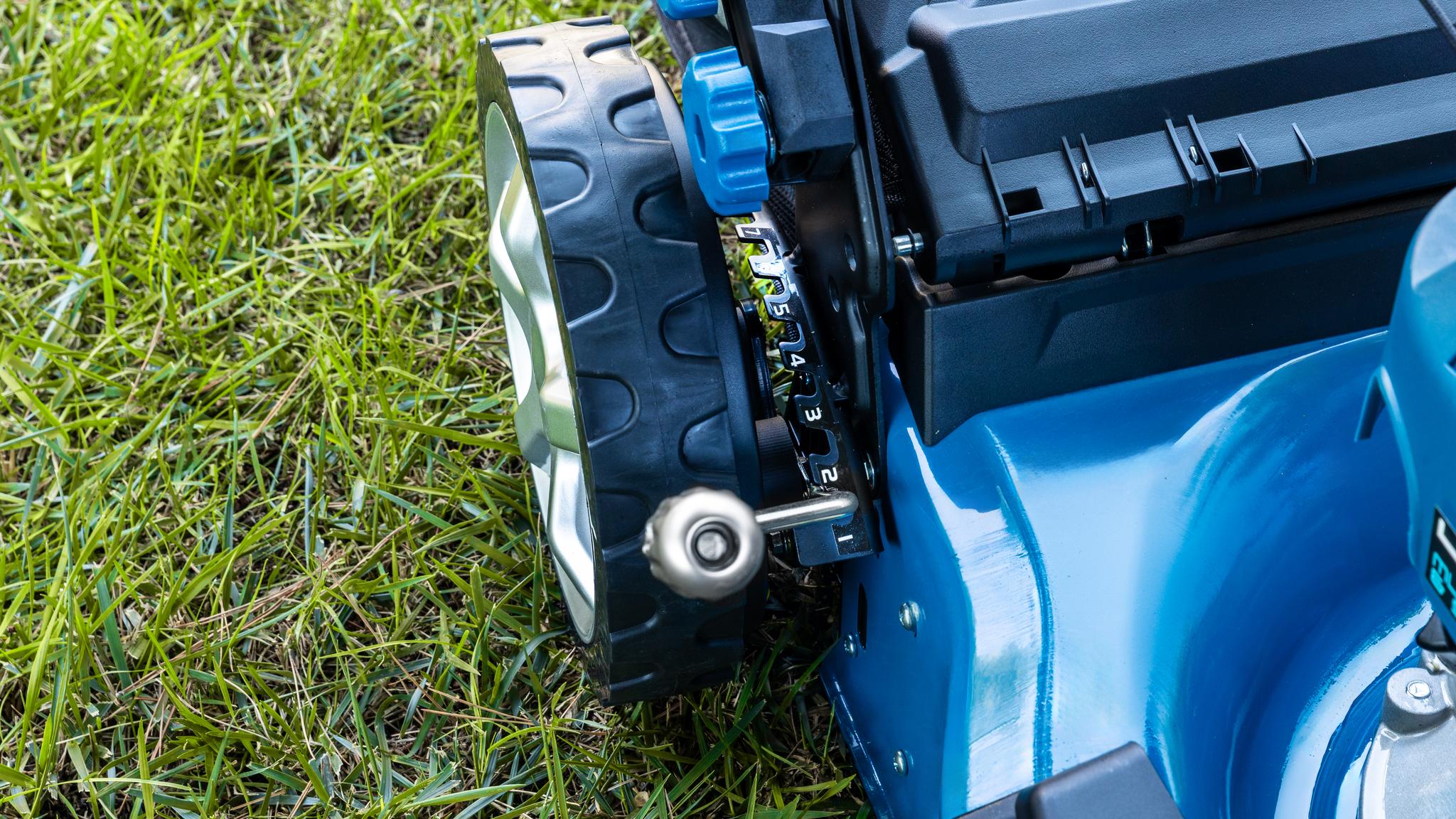 Sistema Z-Tech e altezza di taglio regolabile in 7 posizioni (da 25 a 75 mm)