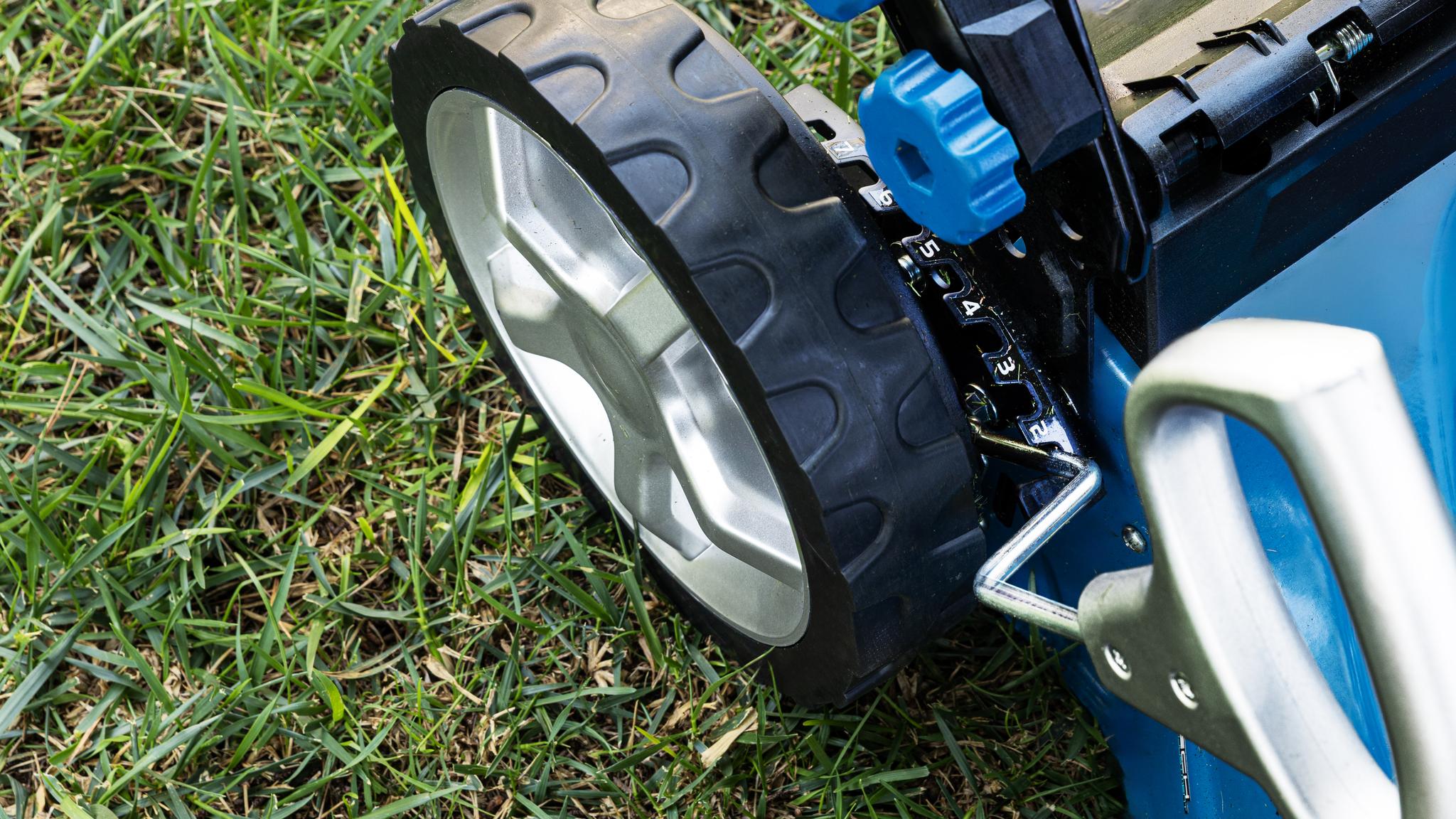 Sistema Z-Tech y altura de corte ajustable en 7 posiciones (de 25 a 75 mm).