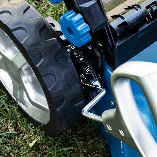 Terrenator 4000.51 Total Z Auto Cortacésped de gasolina de 167cc. Cuerpo de acero 51cm. Cambio de altura sistema Z-Tech y populsión automática. 4in1 con mulching.