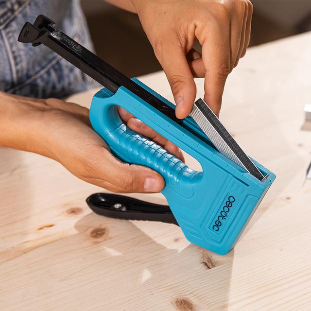 FastTacker Grapadora 4in1. Compatible con diferentes grapas y clavos. Incluye 3000 grapas y quitagrapas.