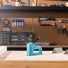 FastTacker Grapadora 4in1. Compatible con diferentes grapas y clavos. Incluye 3000 grapas y quitagrapas.