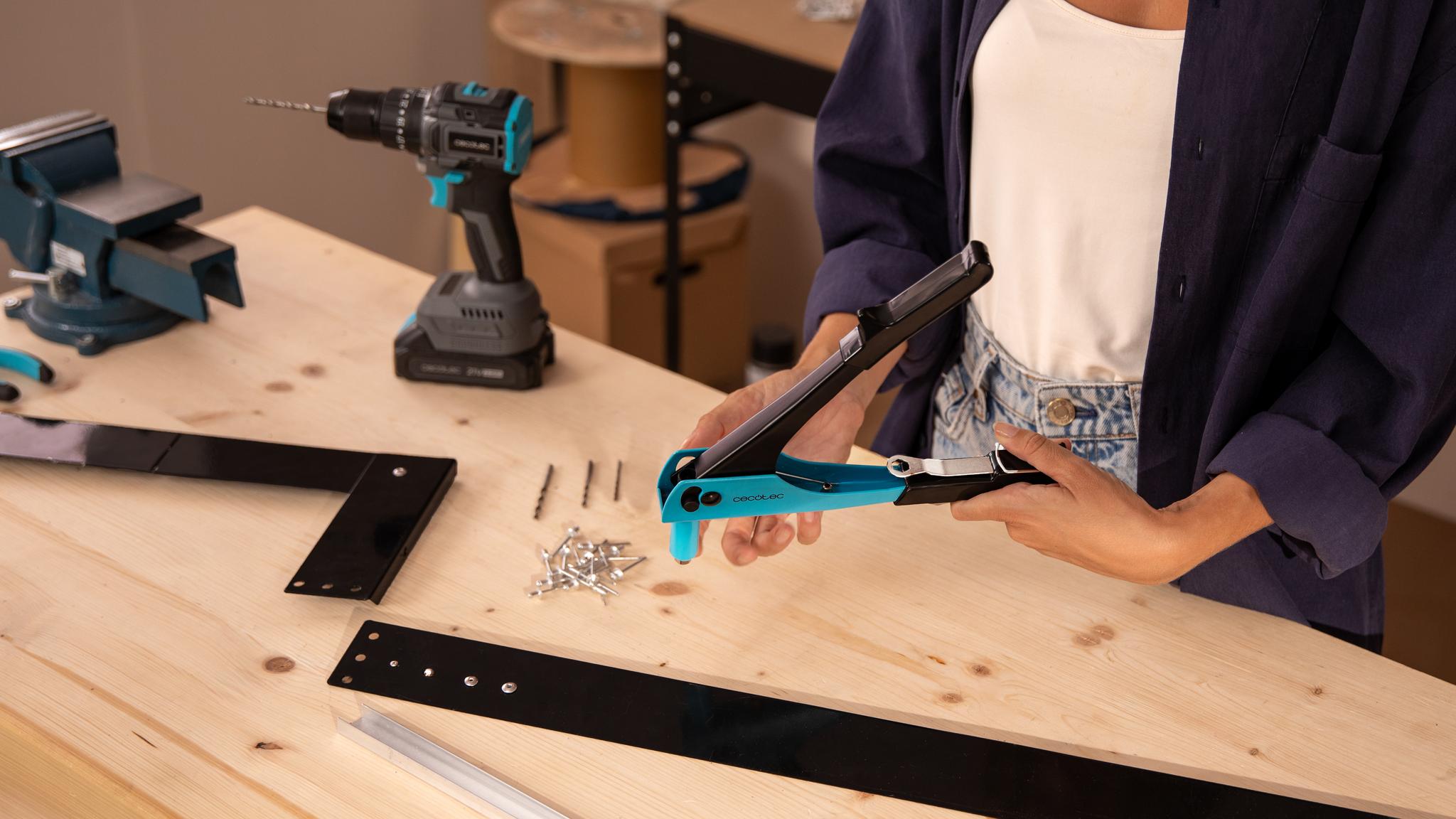 Incluye 4 boquillas y 400 remaches