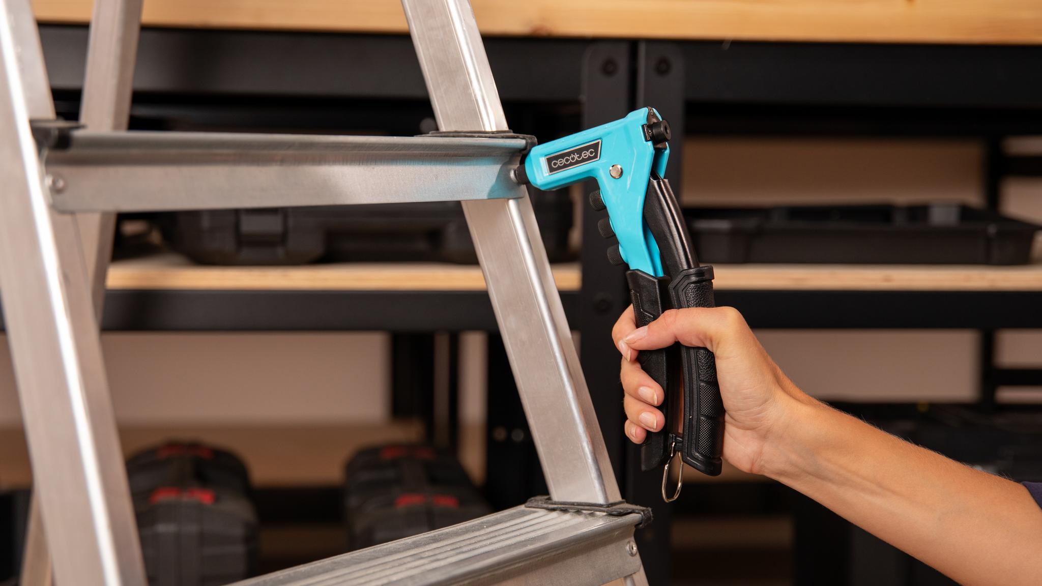 Incluye extractor de remaches