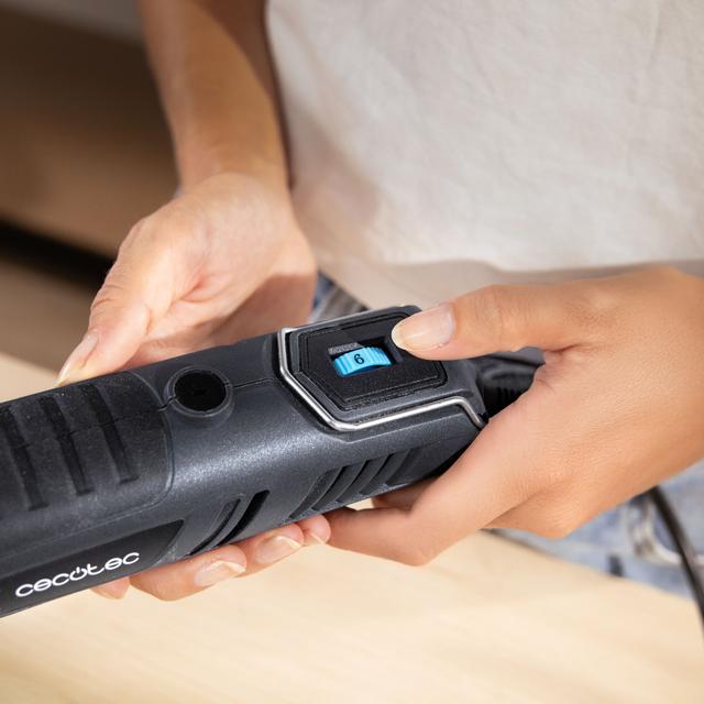 Multihand 200 Power Mini outil multifonction d'une puissance de 200 W. Écran pour le contrôle et le réglage de la vitesse. Inclus : coffret et 256 accessoires.