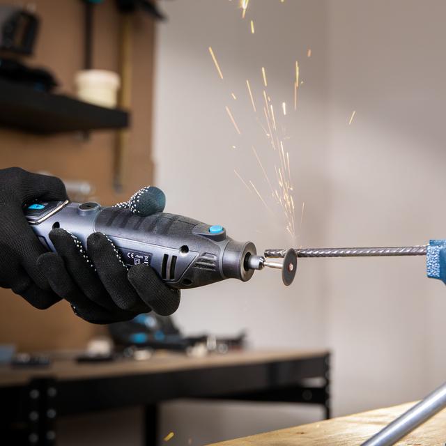 Multihand 200 Power Mini outil multifonction d'une puissance de 200 W. Écran pour le contrôle et le réglage de la vitesse. Inclus : coffret et 256 accessoires.