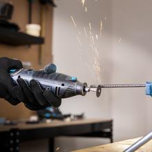 Multihand 200 Power Mini outil multifonction d'une puissance de 200 W. Écran pour le contrôle et le réglage de la vitesse. Inclus : coffret et 256 accessoires.