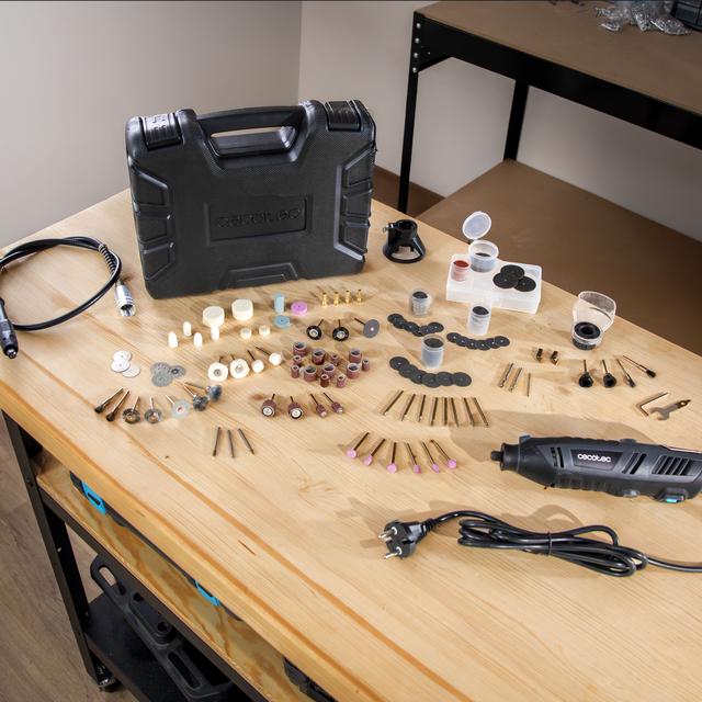 Multihand 200 Power Mini outil multifonction d'une puissance de 200 W. Écran pour le contrôle et le réglage de la vitesse. Inclus : coffret et 256 accessoires.