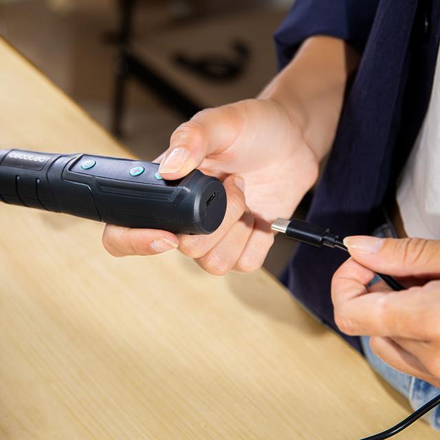 Multihand One Detail Mini outil multifonction avec batterie de 3,7 V. Vitesse réglable sur 5 niveaux. Lumière LED intégrée. Inclus : coffret et 74 accessoires.