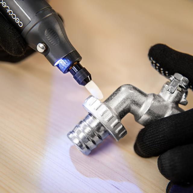 Multihand One Detail Mini outil multifonction avec batterie de 3,7 V. Vitesse réglable sur 5 niveaux. Lumière LED intégrée. Inclus : coffret et 74 accessoires.