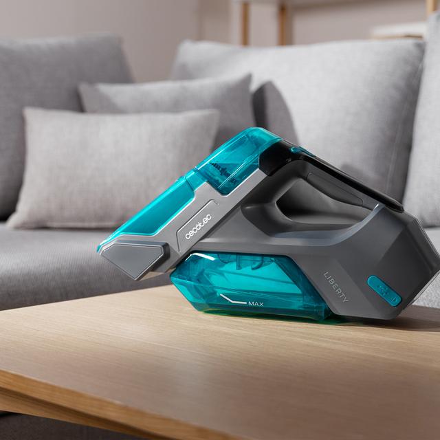 Conga MotorHand Carpet&Spot Clean 2000 Limpiatapicerías de mano inalámbrico. Cepillo motorizado para desincrustar la suciedad. Potencia de 90 W. Spray pulverizador. 25 minutos de autonomía. Depósito de agua limpia de 220 ml y depósito de agua sucia de 200 ml.