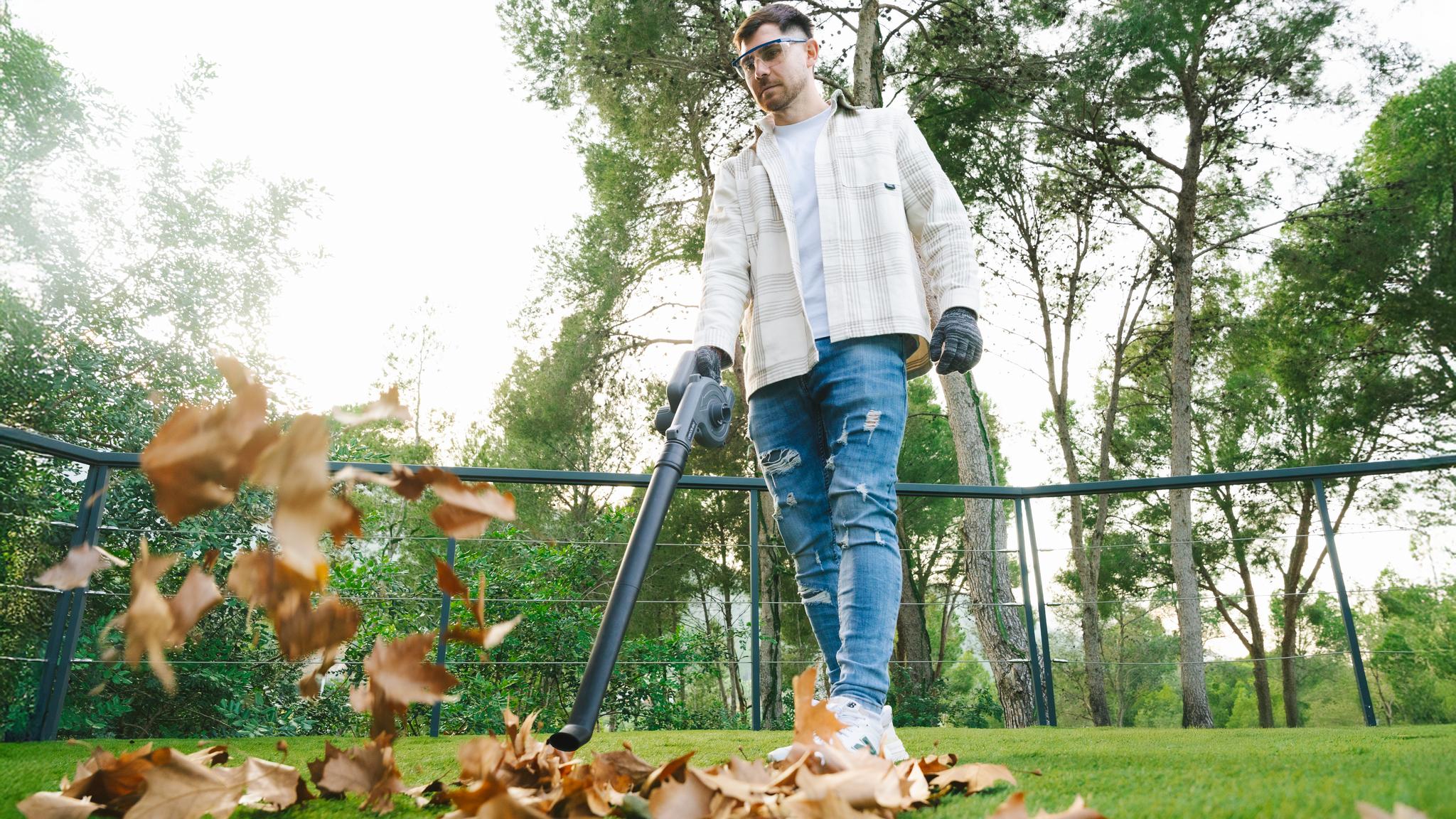 Soplador CECOTEC AirForce 2120 FreeMove en uso para limpiar hojas en jardín