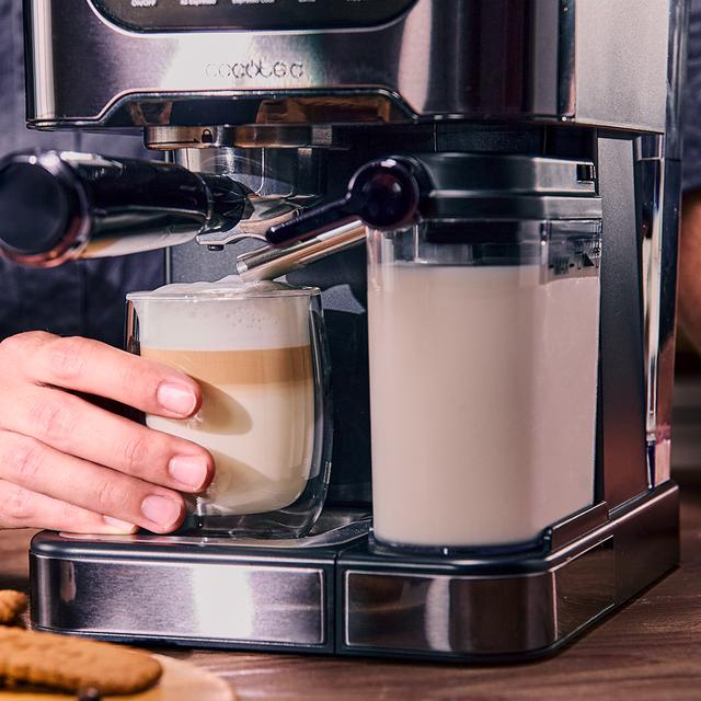 Power Espresso 20 ColdBrew Latte Cafetera semiautomática con sistema Coldbrew, pantalla táctil y depósito de leche.