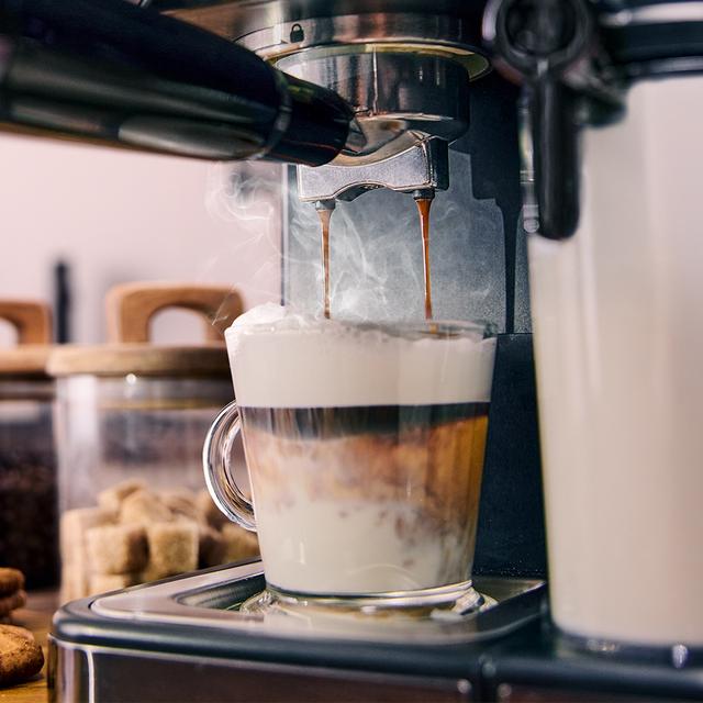 Power Espresso 20 ColdBrew Latte Cafetera semiautomática con sistema Coldbrew, pantalla táctil y depósito de leche.