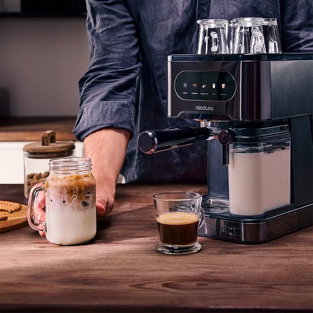 Power Espresso 20 ColdBrew Latte Cafetera semiautomática con sistema Coldbrew, pantalla táctil y depósito de leche.