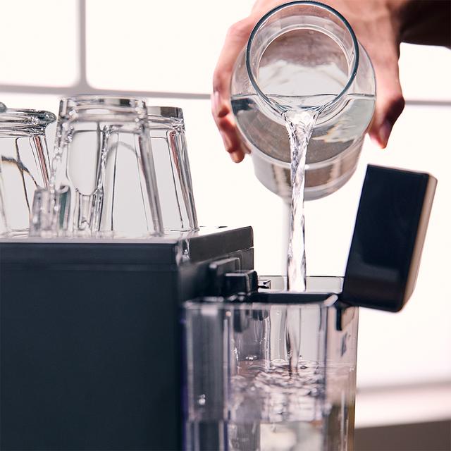Power Espresso 20 ColdBrew Latte Cafetera semiautomática con sistema Coldbrew, pantalla táctil y depósito de leche.