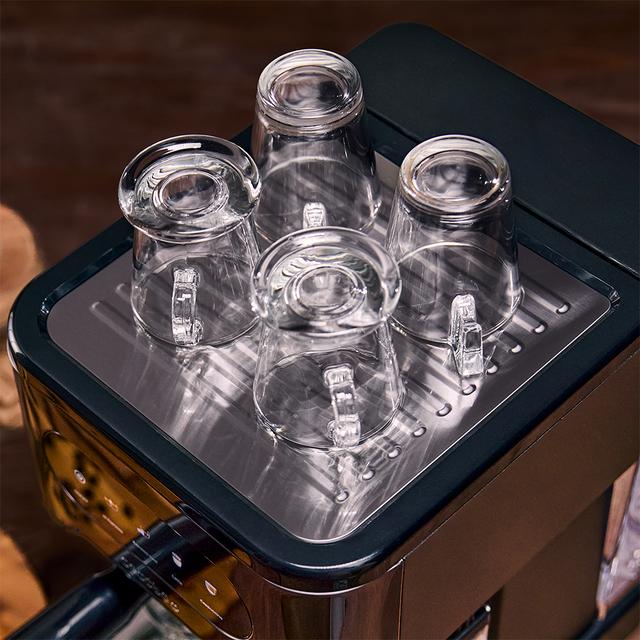 Power Espresso 20 ColdBrew Latte Cafetera semiautomática con sistema Coldbrew, pantalla táctil y depósito de leche.