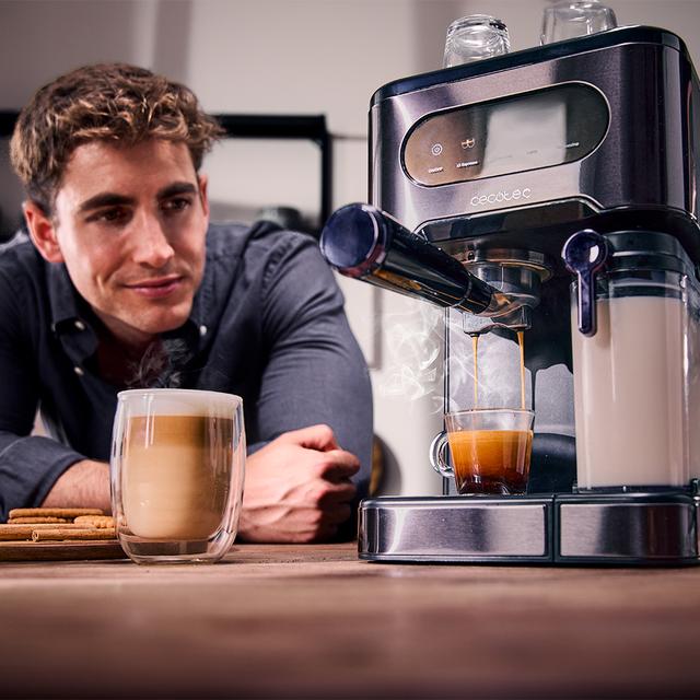 Power Espresso 20 ColdBrew Latte Cafetera semiautomática con sistema Coldbrew, pantalla táctil y depósito de leche.