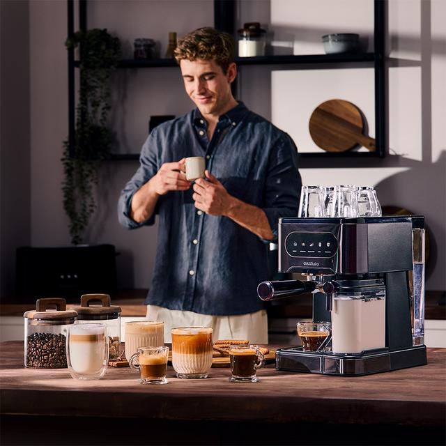 Power Espresso 20 ColdBrew Latte Cafetera semiautomática con sistema Coldbrew, pantalla táctil y depósito de leche.