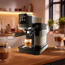 Cafelizzia ColdBrew Latte Cafetera semiautomática con sistema Coldbrew, pantalla táctil y depósito de leche.