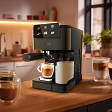 Power Espresso ColdBrew Latte Dark Halbautomatische Kaffeemaschine mit Coldbrew-System, Touchscreen-Display und Milchbehälter.