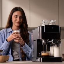 Power Espresso ColdBrew Latte Dark Cafetera semiautomática con sistema Coldbrew, pantalla táctil y depósito de leche.