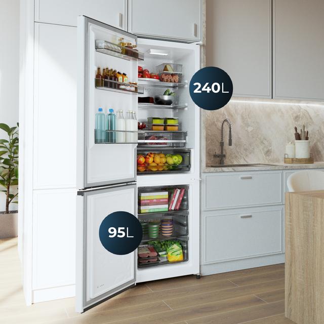 Bolero CoolMarket Combi 335 White E Réfrigérateur-congélateur blanc pose libre, 195,3 cm de hauteur, 59,5 cm de largeur, capacité de 335 L, No Frost, compresseur Inverter Plus, compartiment Fresh Flex 0 ºC avec contrôle de l'humidité, Multi AirFlow, Fast Cooling et Fast Freezing, bac à fruits et légumes, lumière LED, contrôle électronique, porte réversible, clayettes en verre et classe E.