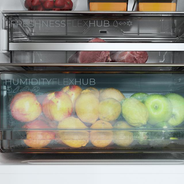 Bolero CoolMarket Combi 335 Grey E Réfrigérateur-congélateur gris pose libre, 195,3 cm de hauteur, 59,5 cm de largeur, capacité de 335 L, No Frost, compresseur Inverter Plus, compartiment Fresh Flex 0 ºC avec contrôle de l'humidité, Multi AirFlow, Fast Cooling et Fast Freezing, bac à fruits et légumes, lumière LED, contrôle électronique, porte réversible, clayettes en verre et classe E.