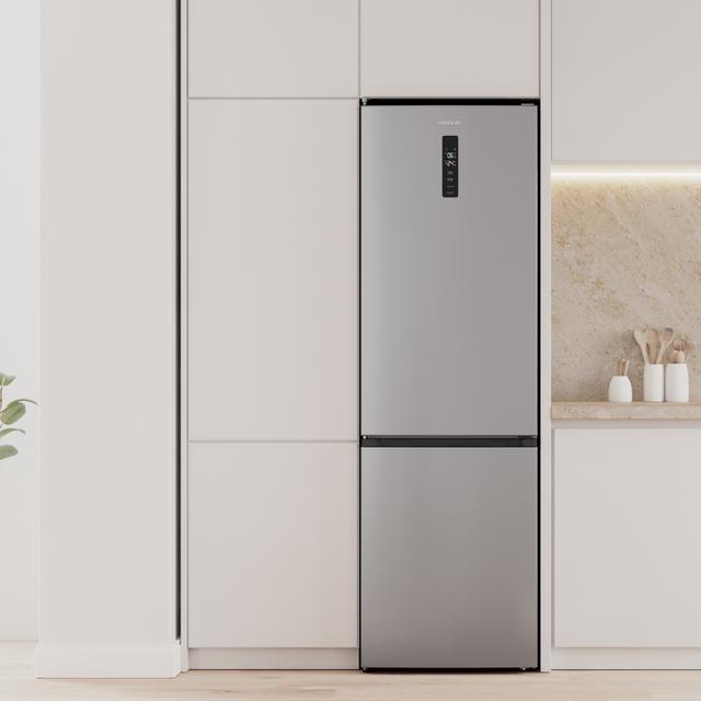 Bolero CoolMarket Combi 335 Inox E Réfrigérateur-congélateur inox pose libre, 195,3 cm de hauteur, 59,5 cm de largeur, capacité de 335 L, No Frost, compresseur Inverter Plus, compartiment Fresh Flex 0 ºC avec contrôle de l'humidité, Multi AirFlow, Fast Cooling et Fast Freezing, bac à fruits et légumes, lumière LED, contrôle électronique, porte réversible, clayettes en verre et classe E.