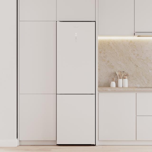 Bolero CoolMarket Combi 335 White Glass E Réfrigérateur-congélateur en verre blanc pose libre, 195,3 cm de hauteur, 59,5 cm de largeur, capacité de 335 L, No Frost, compresseur Inverter Plus, compartiment Fresh Flex 0 ºC avec contrôle de l'humidité, Multi AirFlow, Fast Cooling et Fast Freezing, bac à fruits et légumes, lumière LED, contrôle électronique, porte réversible, clayettes en verre et classe E.