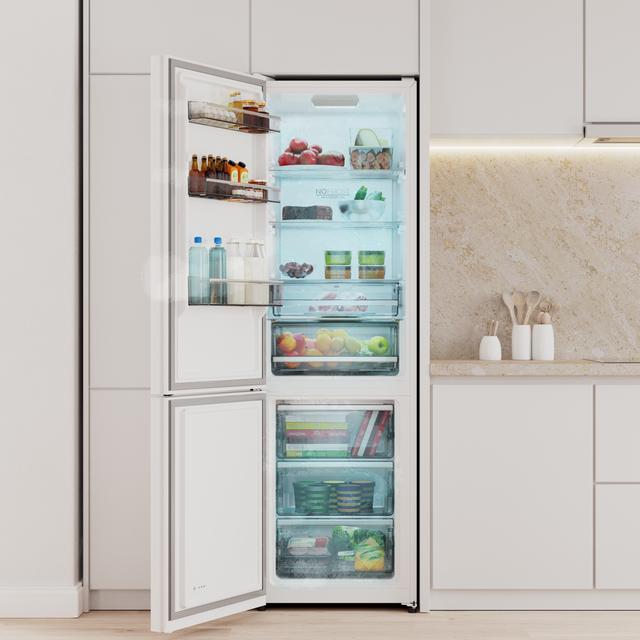 Bolero CoolMarket Combi 335 White Glass E Réfrigérateur-congélateur en verre blanc pose libre, 195,3 cm de hauteur, 59,5 cm de largeur, capacité de 335 L, No Frost, compresseur Inverter Plus, compartiment Fresh Flex 0 ºC avec contrôle de l'humidité, Multi AirFlow, Fast Cooling et Fast Freezing, bac à fruits et légumes, lumière LED, contrôle électronique, porte réversible, clayettes en verre et classe E.