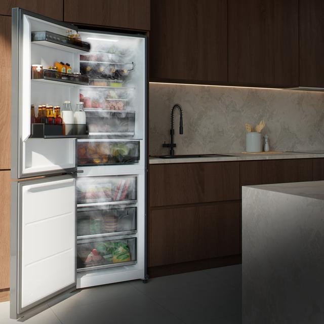 Bolero CoolMarket Combi 409 Black Glass E Frigorífico Combi Cristal Negro, MAX INSIDE con VIP tech, Cool Matrix, Cajón Variable 6 temperaturas con control de humedad, Total No Frost, Compresor Inverter Plus, Multi AirFlow, 409 L, 185x59,5cm, Funciones Fast Cooling y Fast Freezing, Modo Smart, Green HUB XL, Display Exterior, Puertas Reversibles, Botellero, Bandejas Cristal y Clase E.