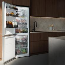Bolero CoolMarket Combi 409 Inox C Frigorífico Combi Inox, Clase C, MAX INSIDE con VIP tech, Cool Matrix, Cajón Variable 6 temperaturas con control de humedad, Total No Frost, Compresor Inverter Plus, Multi AirFlow, 409 L, 185x59,5cm, Funciones Fast Cooling y Fast Freezing, Modo Smart, Green HUB XL, Display Exterior, Puertas Reversibles, Botellero y Bandejas Cristal.