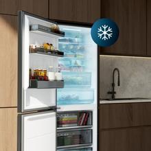 Bolero CoolMarket Combi 409 Black Glass C Kombikühlschrank aus schwarzem Glas, Klasse C, MAX INSIDE mit VIP-Technologie, Cool Matrix, Schublade mit variabler 6-Temperaturen-Einstellung und Feuchtigkeitskontrolle, Total No Frost, Inverter Plus-Kompressor, Multi AirFlow, 409 l, 185 x 59,5 cm, Schnellkühl- und Schnellgefrierfunktionen, Smart-Modus, Green HUB XL, Außendisplay, Türen umkehrbar, Flaschenregal und Glastabletts.