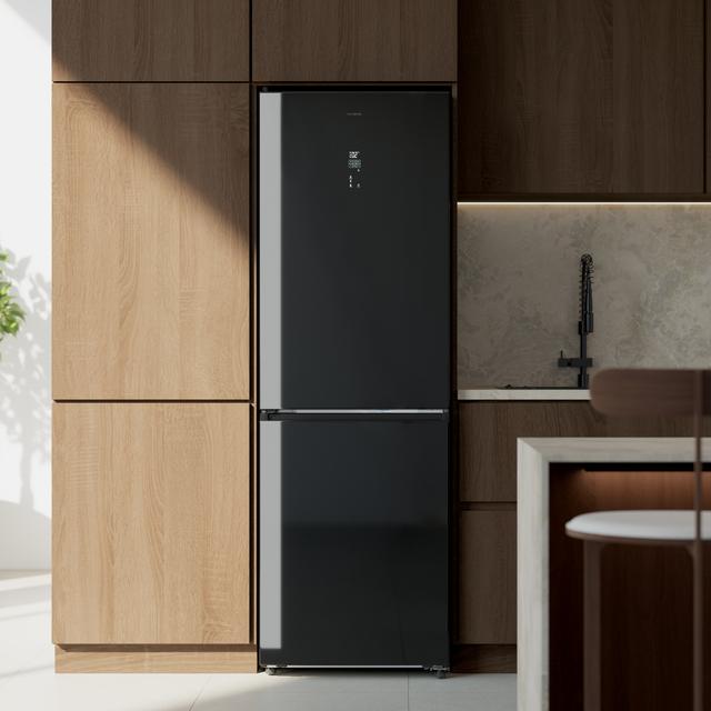 Bolero CoolMarket Combi 409 Black Glass C Kombikühlschrank aus schwarzem Glas, Klasse C, MAX INSIDE mit VIP-Technologie, Cool Matrix, Schublade mit variabler 6-Temperaturen-Einstellung und Feuchtigkeitskontrolle, Total No Frost, Inverter Plus-Kompressor, Multi AirFlow, 409 l, 185 x 59,5 cm, Schnellkühl- und Schnellgefrierfunktionen, Smart-Modus, Green HUB XL, Außendisplay, Türen umkehrbar, Flaschenregal und Glastabletts.