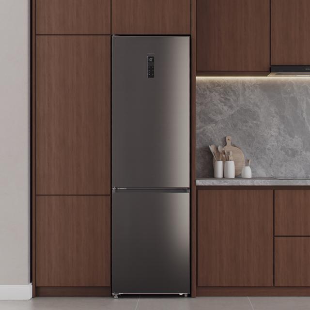 Bolero CoolMarket Combi 456 Dark E Dark Kombi-Kühlschrank, MAX INSIDE mit VIP-Technologie, Cool Matrix, Schublade mit variabler 6-Temperaturen-Einstellung und Feuchtigkeitskontrolle, Total No Frost, Inverter Plus-Kompressor, Multi AirFlow, 456 l, 201 x 59,5 cm, Schnellkühl- und Schnellgefrierfunktionen, Smart-Modus, Green HUB XL, Außendisplay, Türen umkehrbar, Flaschenregal, Glasböden und Klasse E.