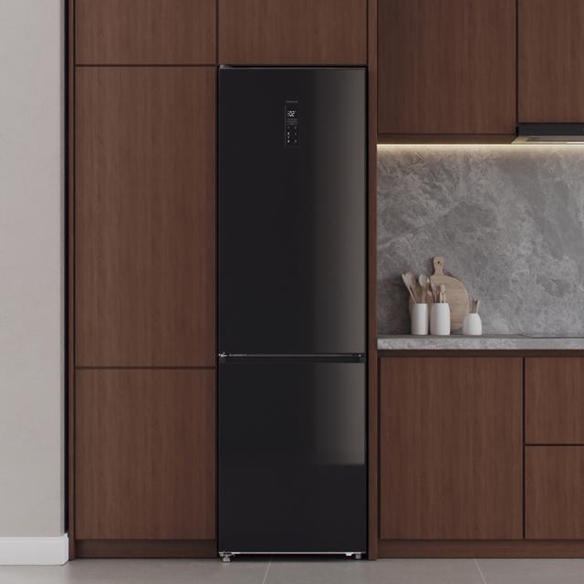 Bolero CoolMarket Combi 456 Black Glass C Kombikühlschrank aus schwarzem Glas, Klasse C, MAX INSIDE mit VIP-Technologie, Cool Matrix, Schublade mit variabler 6-Temperaturen-Einstellung und Feuchtigkeitskontrolle, Total No Frost, Inverter Plus-Kompressor, Multi AirFlow, 456 l, 201 x 59,5 cm, Schnellkühl- und Schnellgefrierfunktionen, Smart-Modus, Green HUB XL, Außendisplay, Türen umkehrbar, Flaschenregal und Glastabletts.