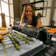 Rock'nGrill 2000 Smash PerfectCook Griglia elettrica da 2000 W con tecnologia Smokeless, che regola il tempo e la temperatura in funzione della modalità e il punto di cottura selezionati, piastre estraibili con rivestimento RockStone lavabili in lavastoviglie e apertura 180º.