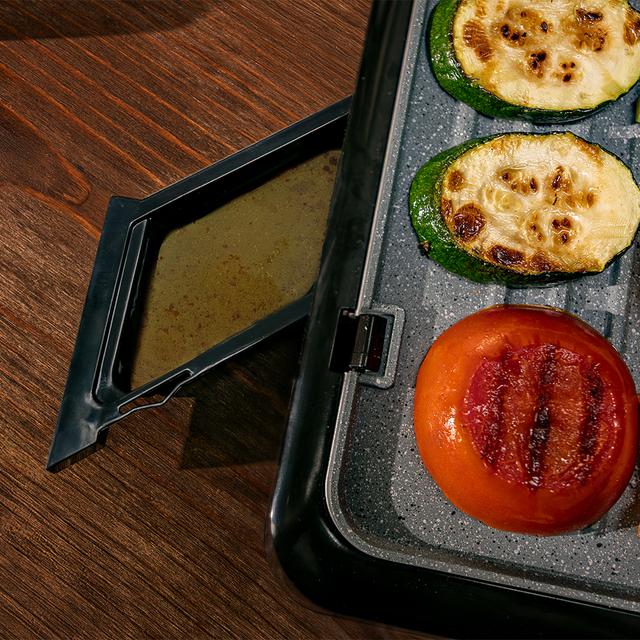 Rock'nGrill 2000 Smash PerfectCook Griglia elettrica da 2000 W con tecnologia Smokeless, che regola il tempo e la temperatura in funzione della modalità e il punto di cottura selezionati, piastre estraibili con rivestimento RockStone lavabili in lavastoviglie e apertura 180º.