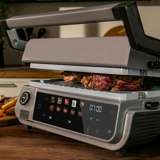 Rock'nGrill 2000 Smash PerfectCook Griglia elettrica da 2000 W con tecnologia Smokeless, che regola il tempo e la temperatura in funzione della modalità e il punto di cottura selezionati, piastre estraibili con rivestimento RockStone lavabili in lavastoviglie e apertura 180º.