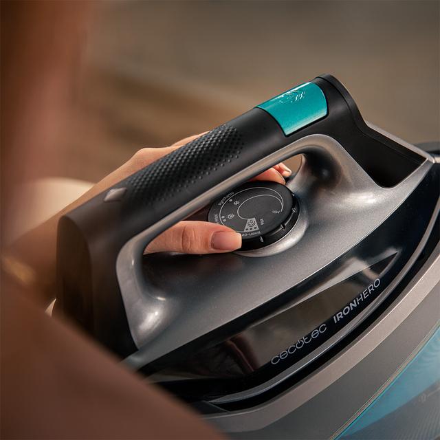 IronHero H-2800 Station Centro de planchado vertical de 2800 W con suela cerámica Turbo Slide y vapor continuo de 135 g/min, ideal para eliminar arrugas fácilmente.Incluye tecnología I-Pump, punta de precisión, control de temperatura y sistema antical Cyclo Clean para un rendimiento duradero. Seguridad garantizada con apagado automático Smart Auto Off.