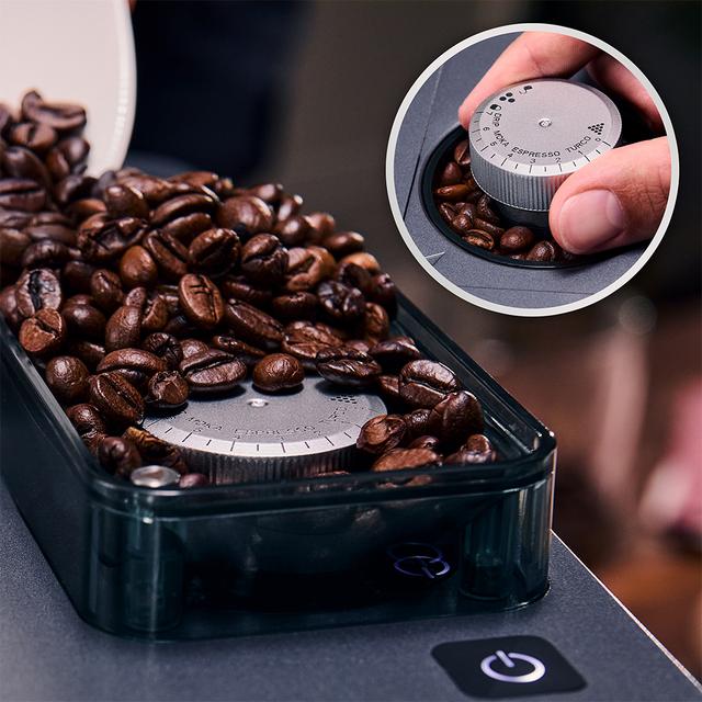 Freestyle Grind & Latte Macchina da caffè a capsule con macinacaffè e serbatoio per il latte.