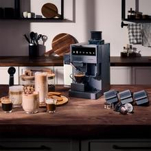 Freestyle Grind & Latte Macchina da caffè a capsule con macinacaffè e serbatoio per il latte.