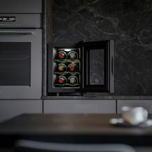 Bolero GrandSommelier 600 CoolCrystal Vinoteca Termoeléctrica, Capacidad 6 Botellas, Silenciosa 35dB, Temperatura 8 a 18ºC, Humedad 50%-80%, Estantes Metálicos, Control Táctil, Clasae E, Luz LED, Negra