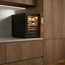 Bolero GrandSommelier 1255 CoolCrystal Vinoteca Termoeléctrica, Capacidad 12 Botellas, Silenciosa 35dB, Temperatura 8 a 18ºC, Humedad 50%-80%, Estantes Metálicos, Control Táctil, Clase E, Luz LED, Negra
